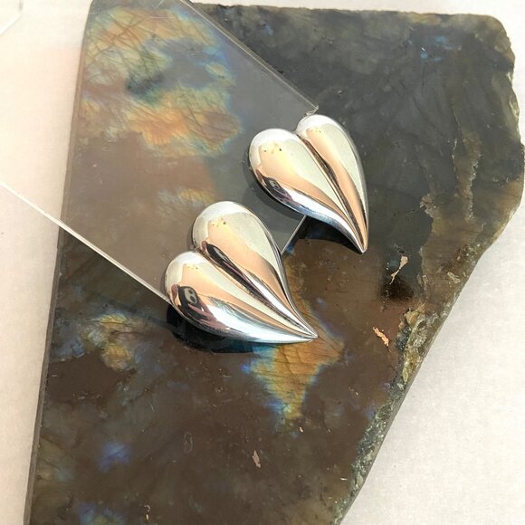 Sterling Silver 925 1.19" Asymmetrical Curved Puffy Heart Stud Earrings - Picture 14 of 16